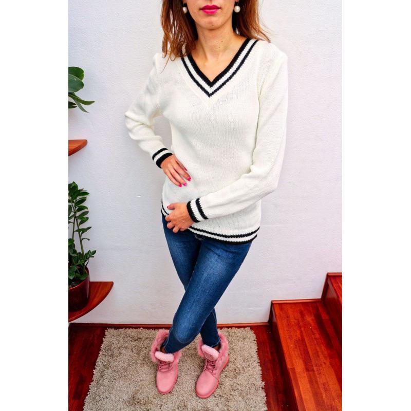 Biely predlženy sveter pre trendy ženu