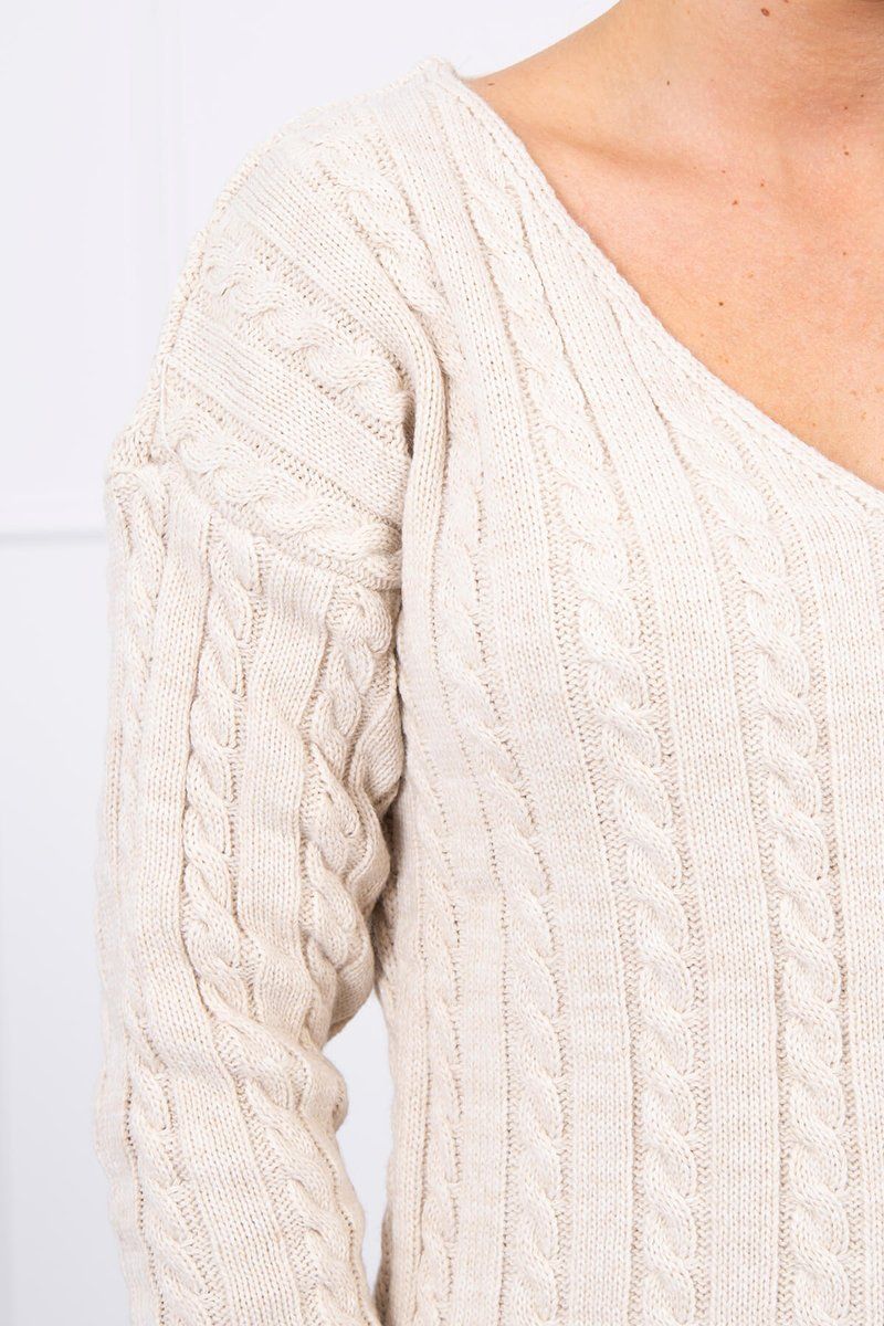 Pletený sveter s výstrihom  V béžový