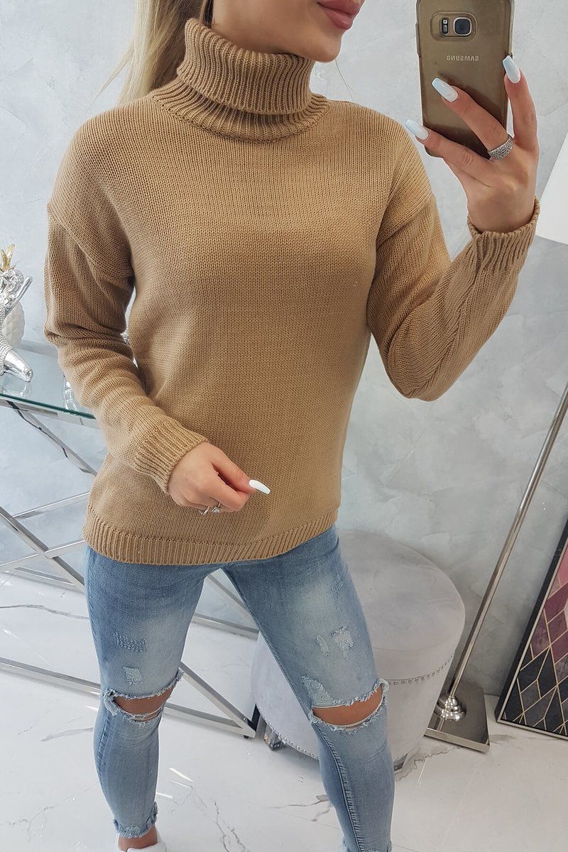 Hnedý sveter s rolákom