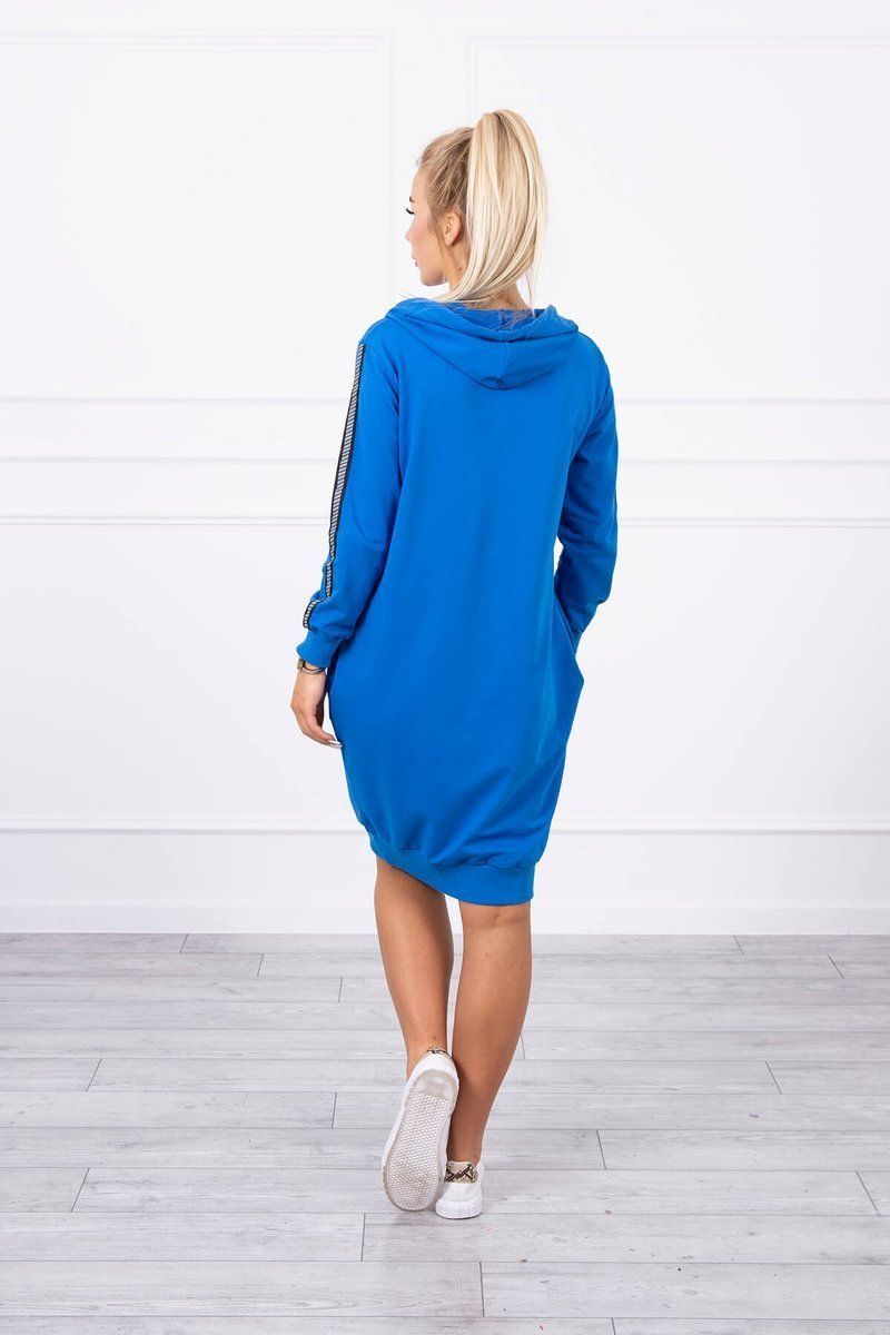 Modrá šaty s reflexnou potlačou