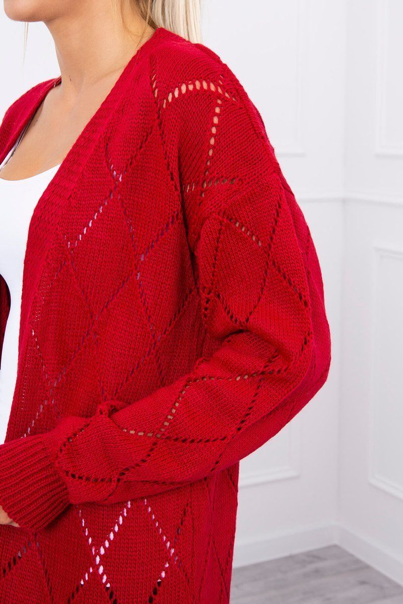Červený sveter s geometrickým vzorom