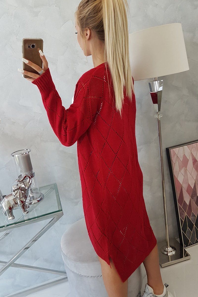 Červený sveter s geometrickým vzorom
