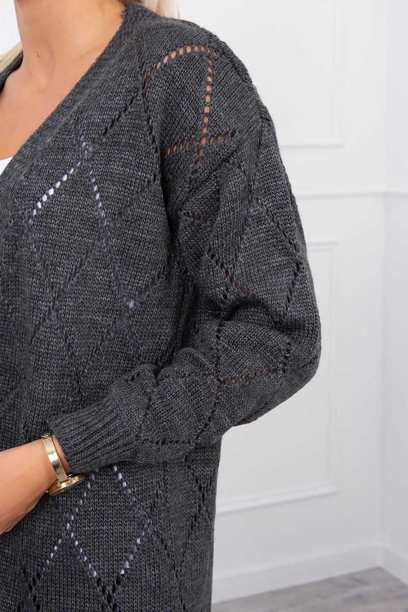 Sivý sveter s geometrickým vzorom