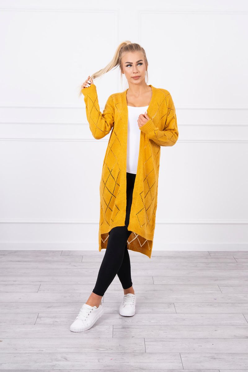 Žltý sveter s geometrickým vzorom