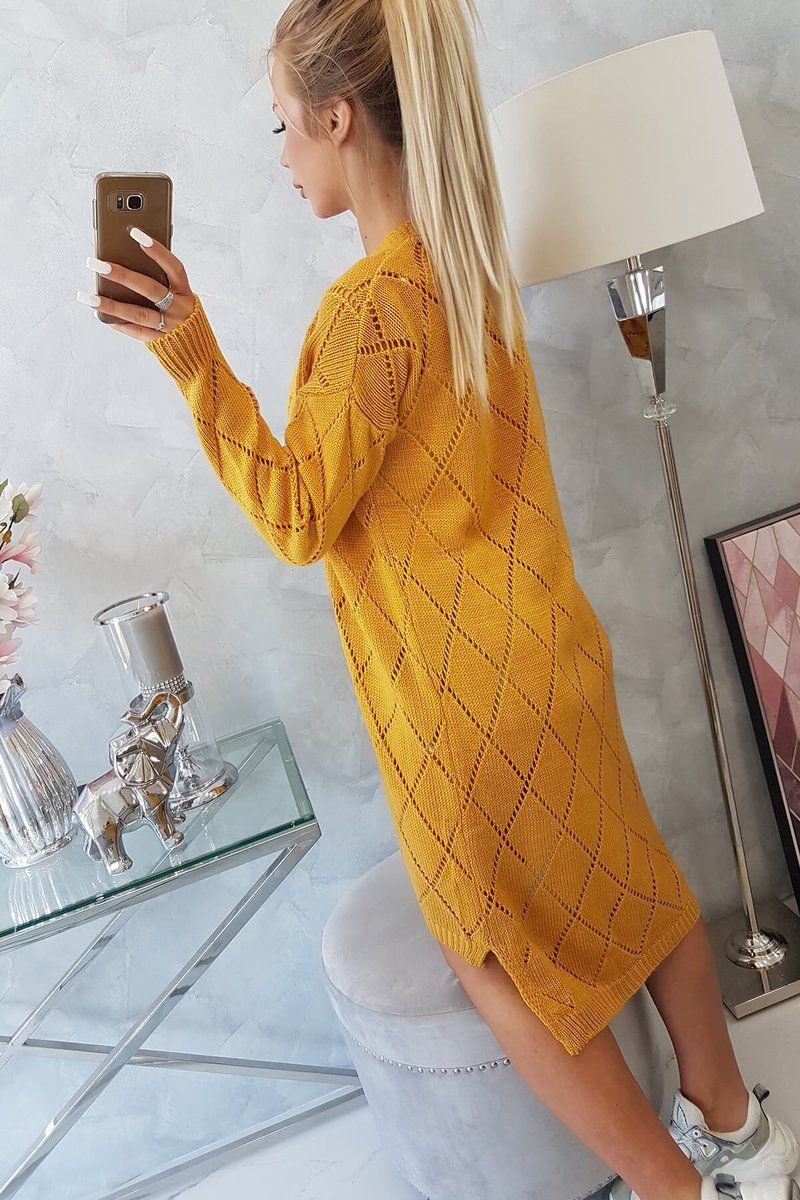 Žltý sveter s geometrickým vzorom