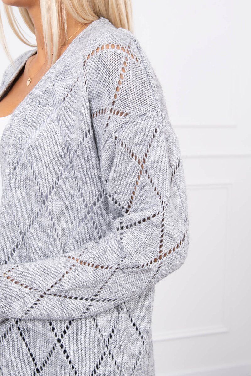Sivý sveter s geometrickým vzorom