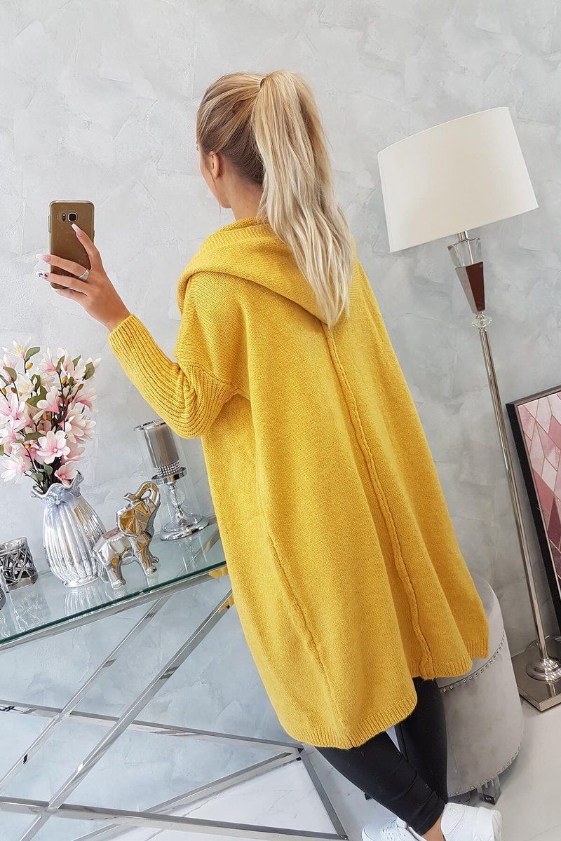 Žltý sveter s kapucňou