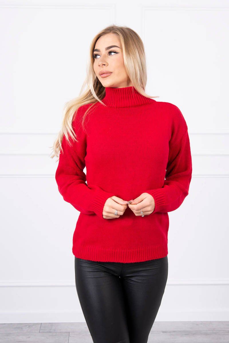 Červený sveter s vysokým krkom
