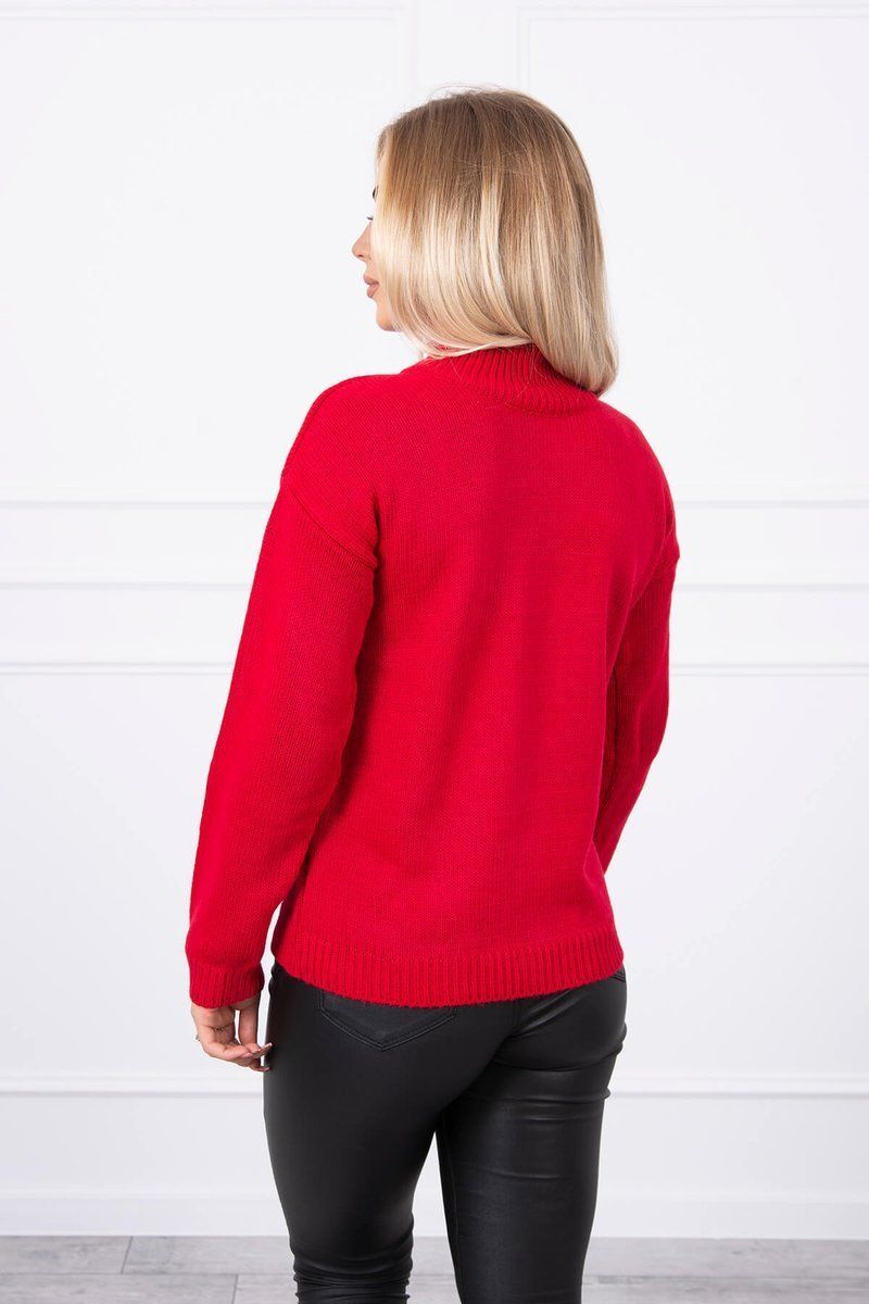 Červený sveter s vysokým krkom