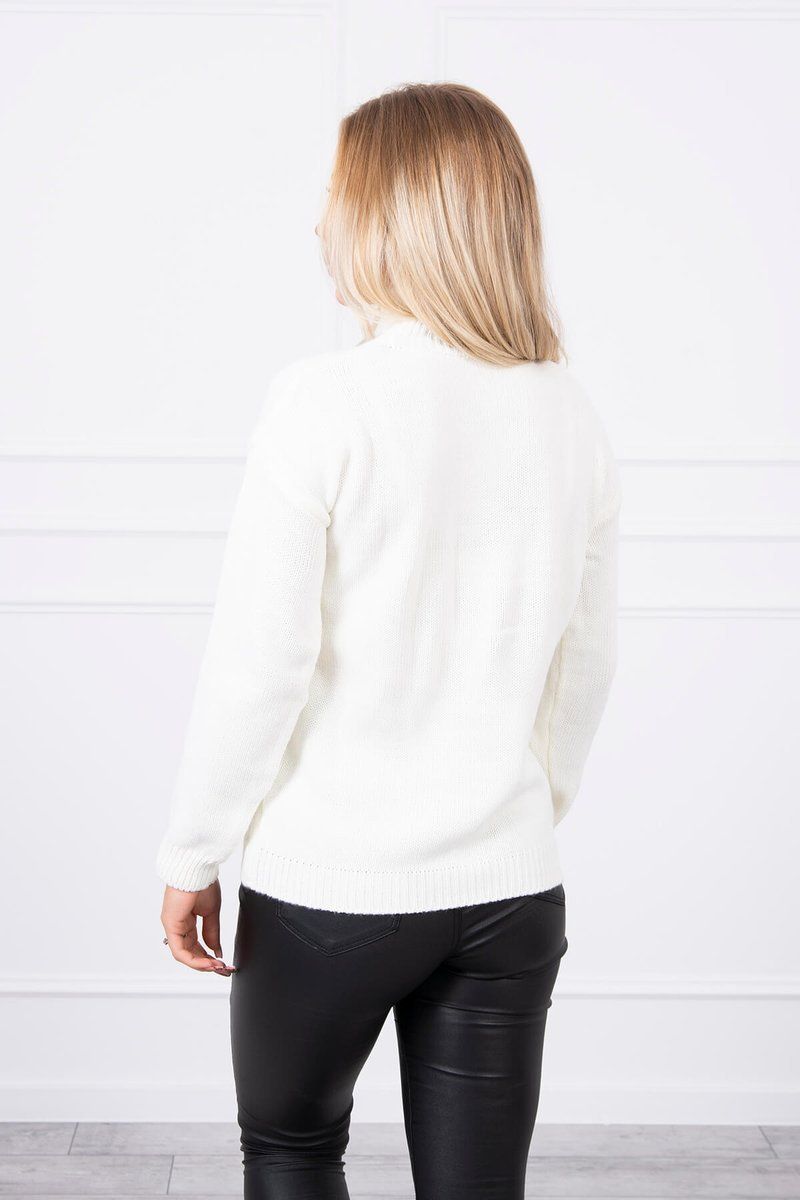 Biely sveter s vysokým krkom