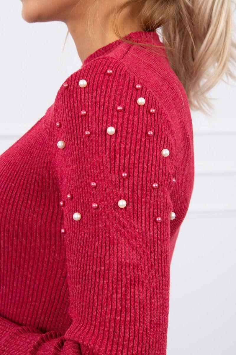 Tenký malinový sveter s perlami na ramenách