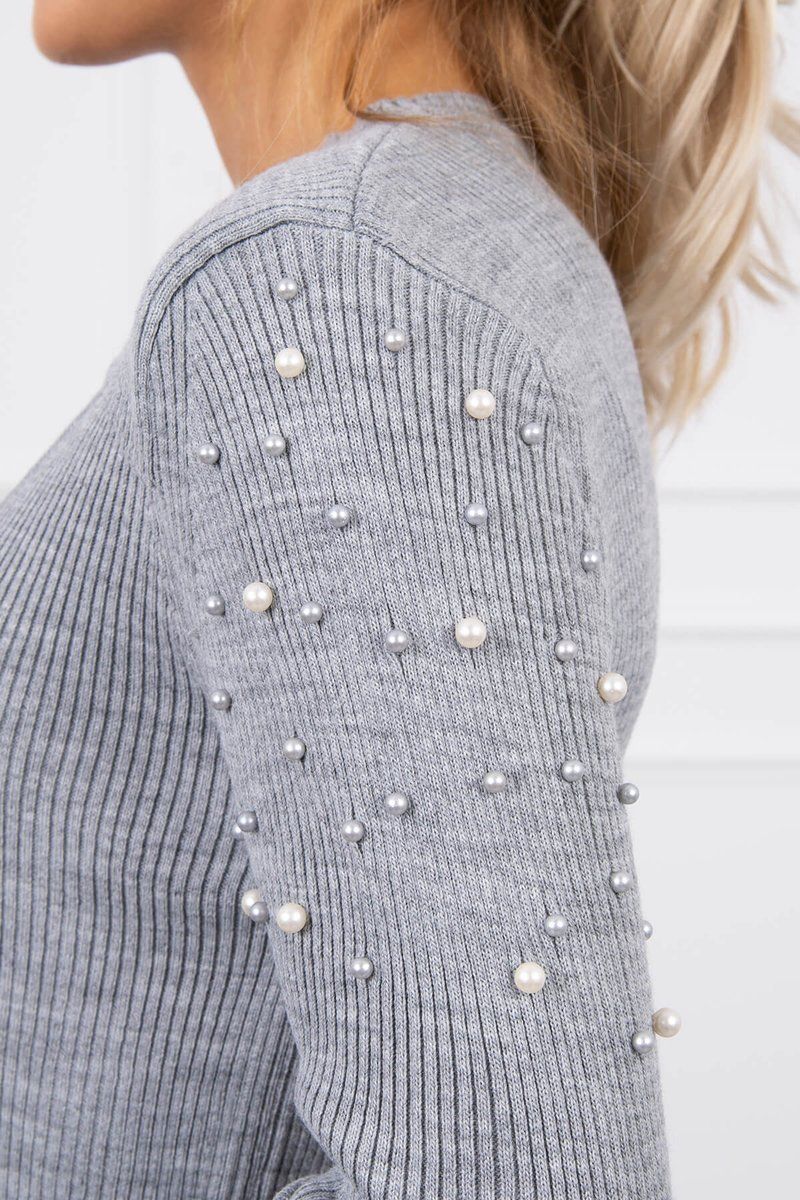 Tenký sveter šedý  s perlami na ramenách